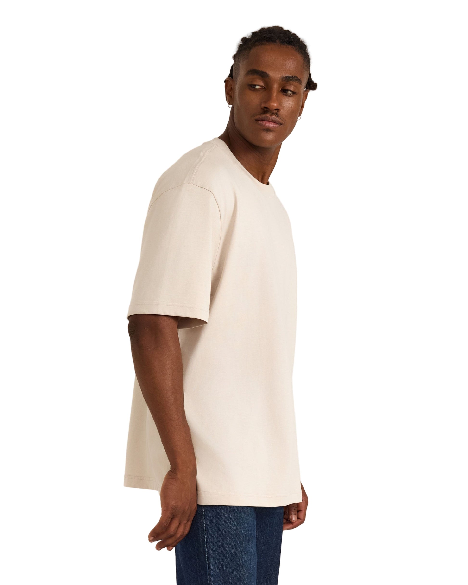 เสื้อยืด True Heavy Boxy Fit Tee สีเบจ ผลิตจากผ้าฝ้ายออร์แกนิก 100% เนื้อหนา 210 gsm ทรงโอเวอร์ไซส์คอกลม แขนสั้น ขายโดย Old Pine Trees | True Heavy Boxy Fit Tee Sandstone – 100% Organic Cotton heavyweight oversized crewneck T-shirt, sold by Old Pine Trees