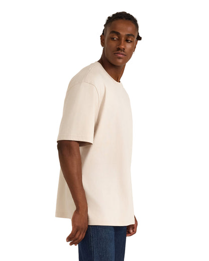 เสื้อยืด True Heavy Boxy Fit Tee สีเบจ ผลิตจากผ้าฝ้ายออร์แกนิก 100% เนื้อหนา 210 gsm ทรงโอเวอร์ไซส์คอกลม แขนสั้น ขายโดย Old Pine Trees | True Heavy Boxy Fit Tee Sandstone – 100% Organic Cotton heavyweight oversized crewneck T-shirt, sold by Old Pine Trees