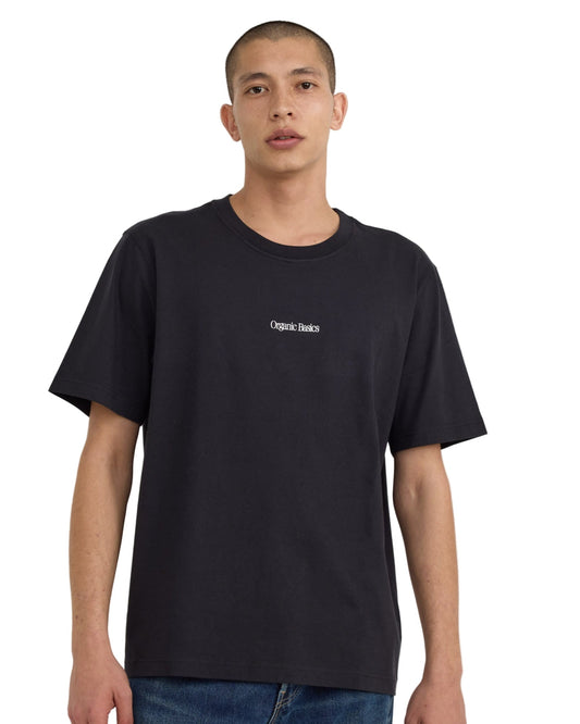เสื้อยืด True Logo Tee สีดำ ทรงบ็อกซี่ แขนสั้น คอกลม ทำจากผ้าฝ้ายออร์แกนิก 100% เนื้อหนา 210 gsm พร้อมโลโก้ Organic Basics ที่ด้านหน้า – True Logo Tee in Black, boxy crewneck short-sleeve T-shirt made from 100% heavyweight organic cotton with Organic Basics logo – sold by Old Pine Trees