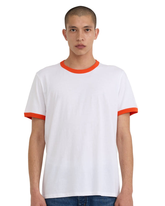 เสื้อยืด Core Play Ringer Tee สี White / Vibrant Red ผลิตจากผ้าฝ้ายออร์แกนิก 100% ดีเทลคอและแขนตัดสีสองโทน สไตล์มินิมอลสดใส ขายโดย Old Pine Trees | Core Play Ringer Tee White / Vibrant Red made with 100% organic cotton, two-tone neckline and sleeve detail, minimal and playful design. Sold by Old Pine Trees.

